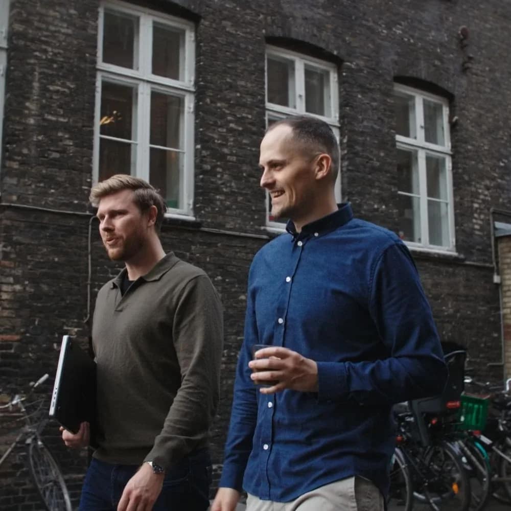 Billede taget nede fra af gående kundemøde