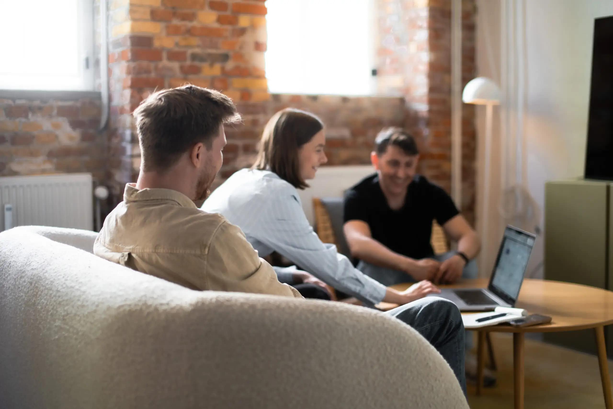 Versano - 3 kollegaer arbejder