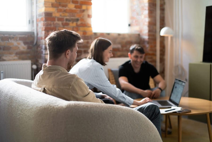 Her sidder 3 kollegaer hos Versano og arbejder